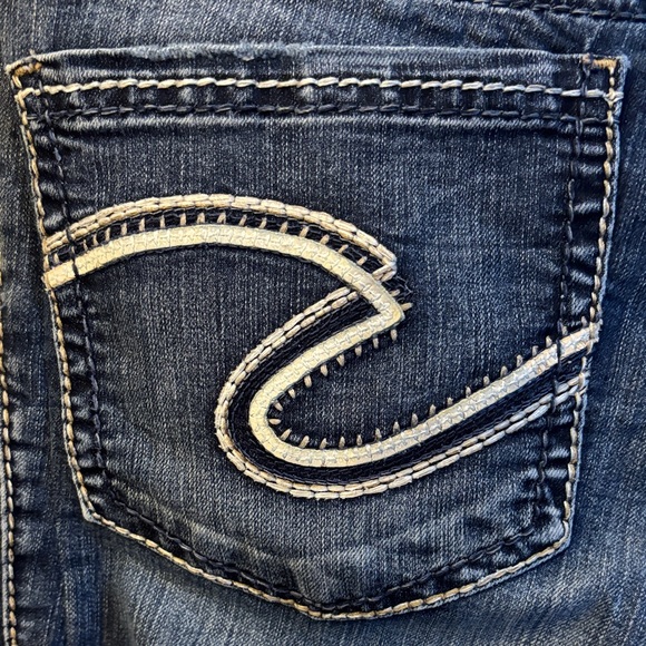 Silver Jeans Suki Capri in Dark Blue - Picture 2 of 7